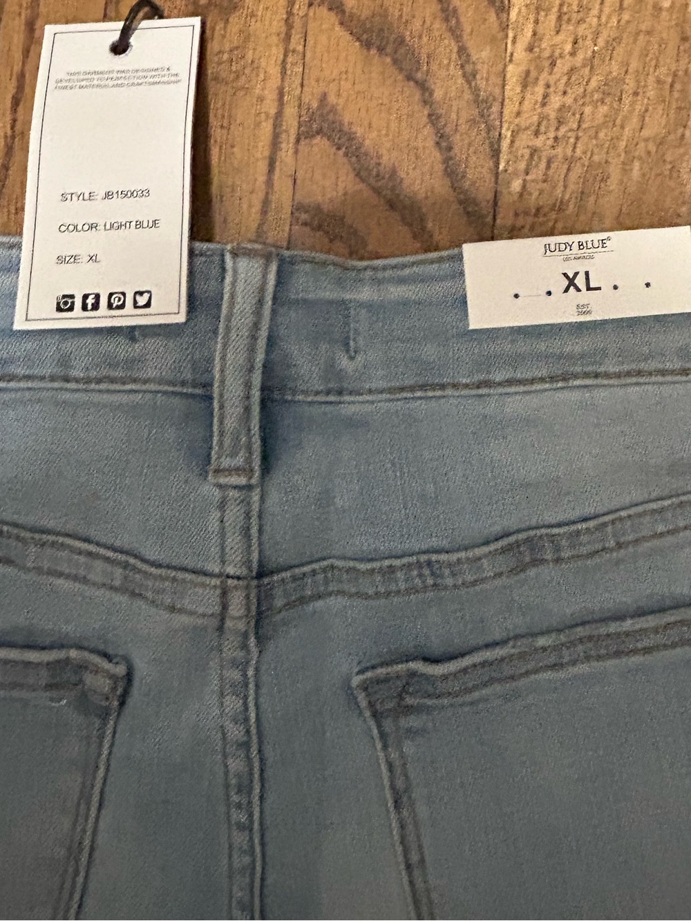 Nwt Judy Blue High Rise 5-Button Fly Distressed Denim Shorts Size Xl — image 3 of 5